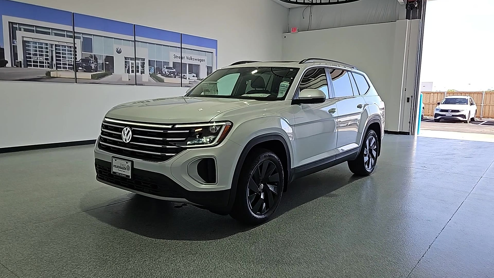 2026 Volkswagen Atlas photo 4 of 22