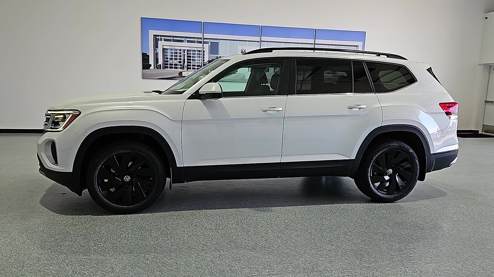 2026 Volkswagen Atlas photo 5 of 22