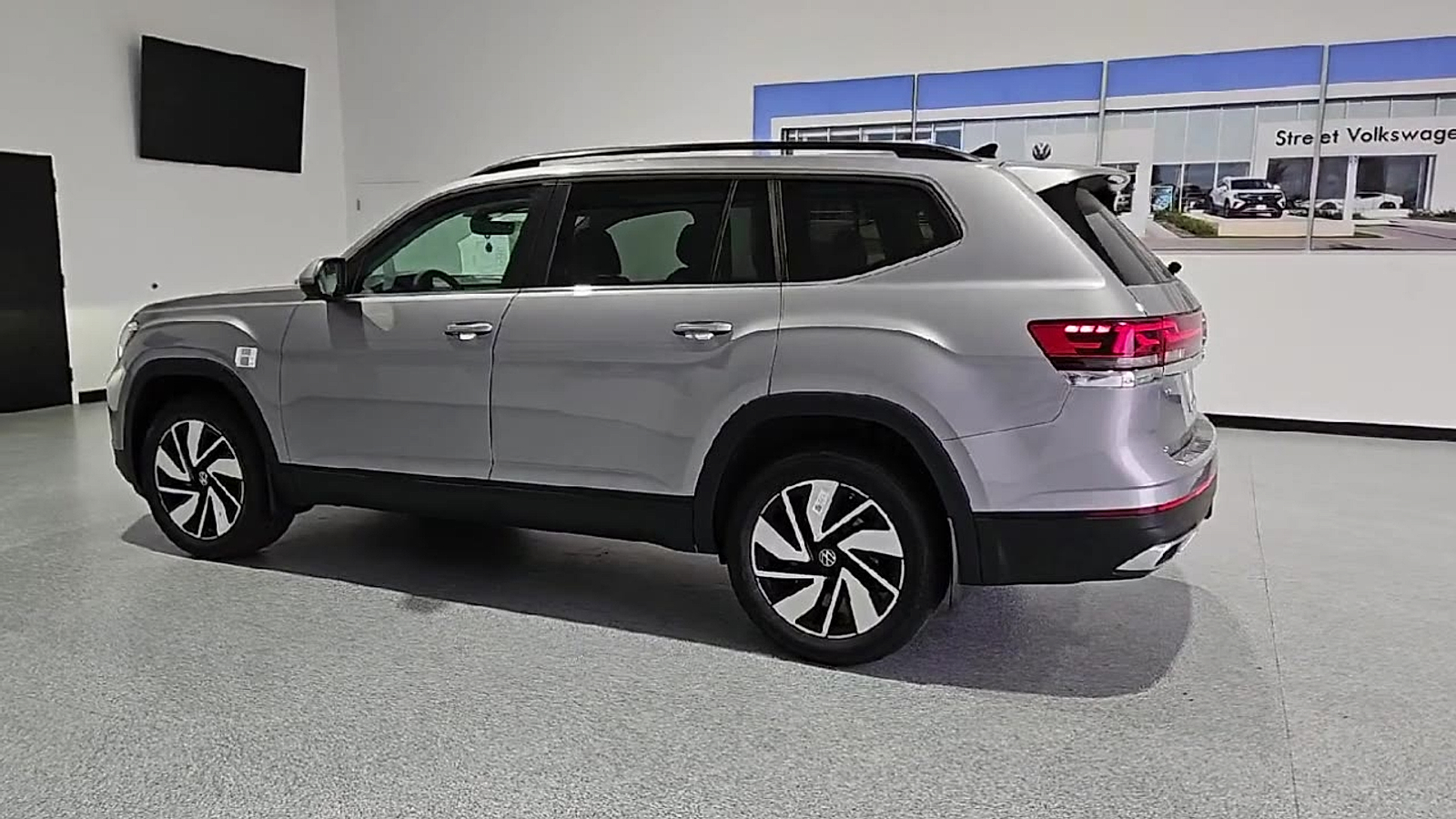 2026 Volkswagen Atlas photo 6 of 22