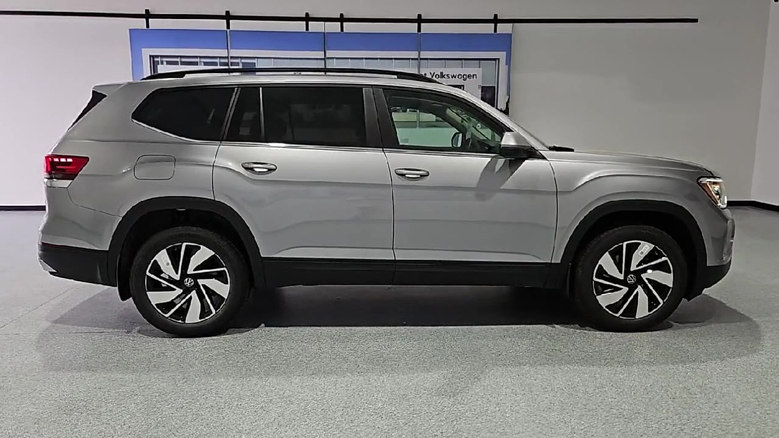 2026 Volkswagen Atlas photo 9 of 22