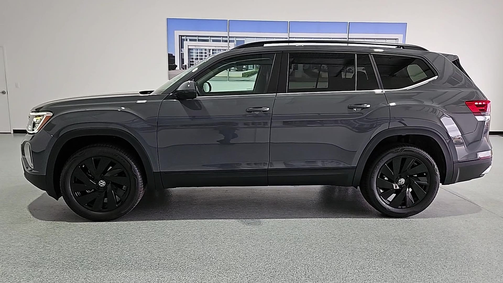 2026 Volkswagen Atlas photo 5 of 22