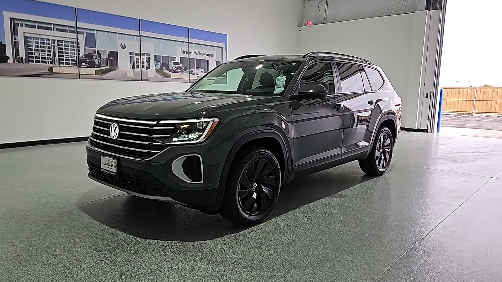 2026 Volkswagen Atlas photo 4 of 22