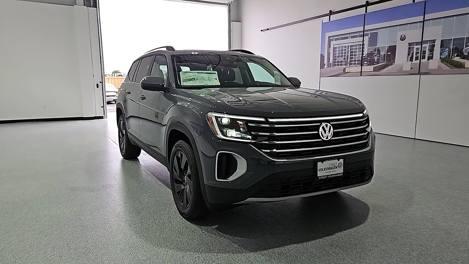 2026 Volkswagen Atlas photo 2 of 22