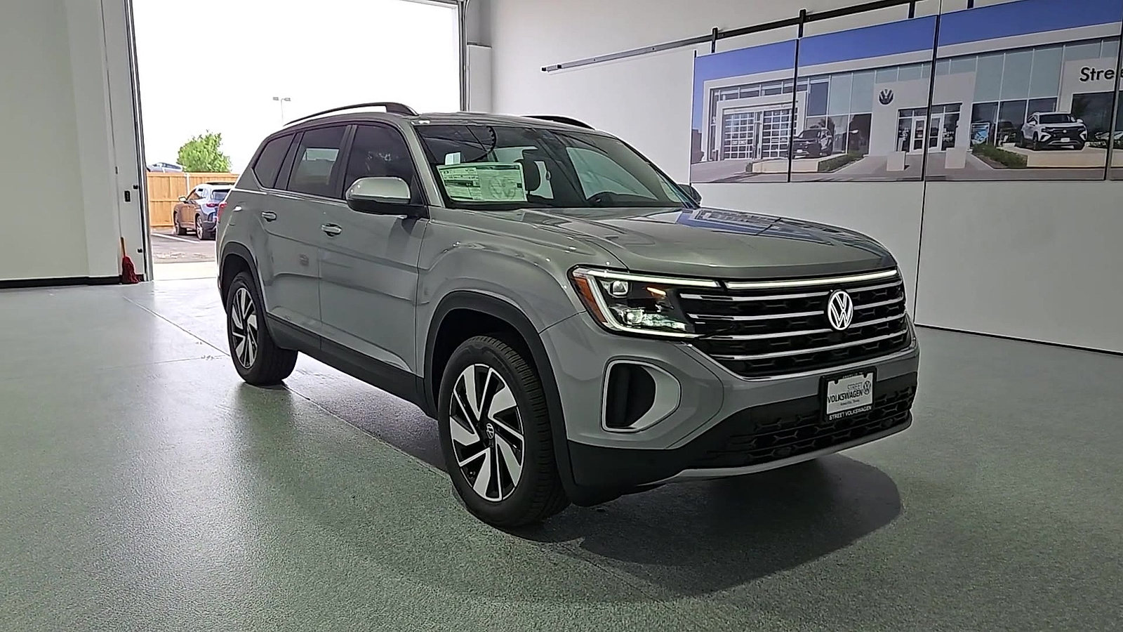 2026 Volkswagen Atlas photo 2 of 22