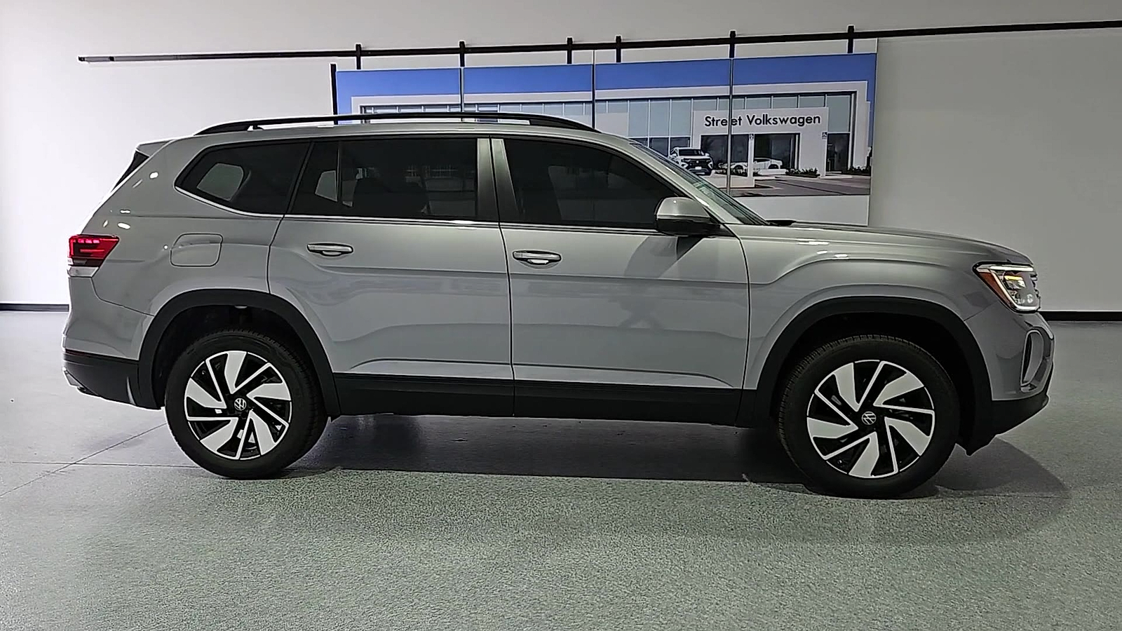 2026 Volkswagen Atlas photo 9 of 22