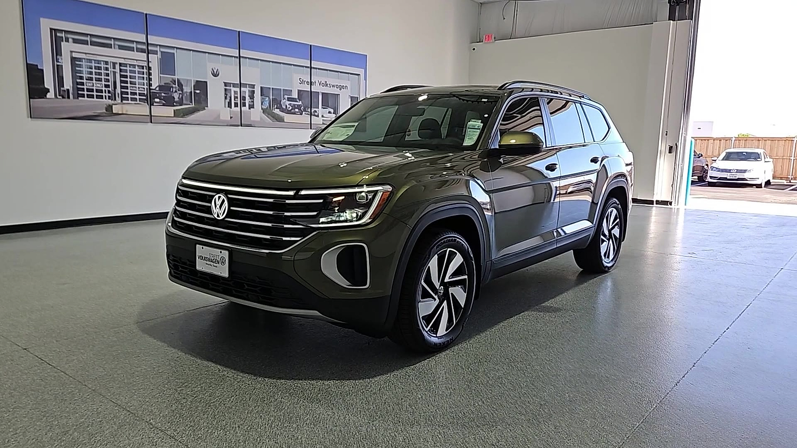 2026 Volkswagen Atlas photo 4 of 22