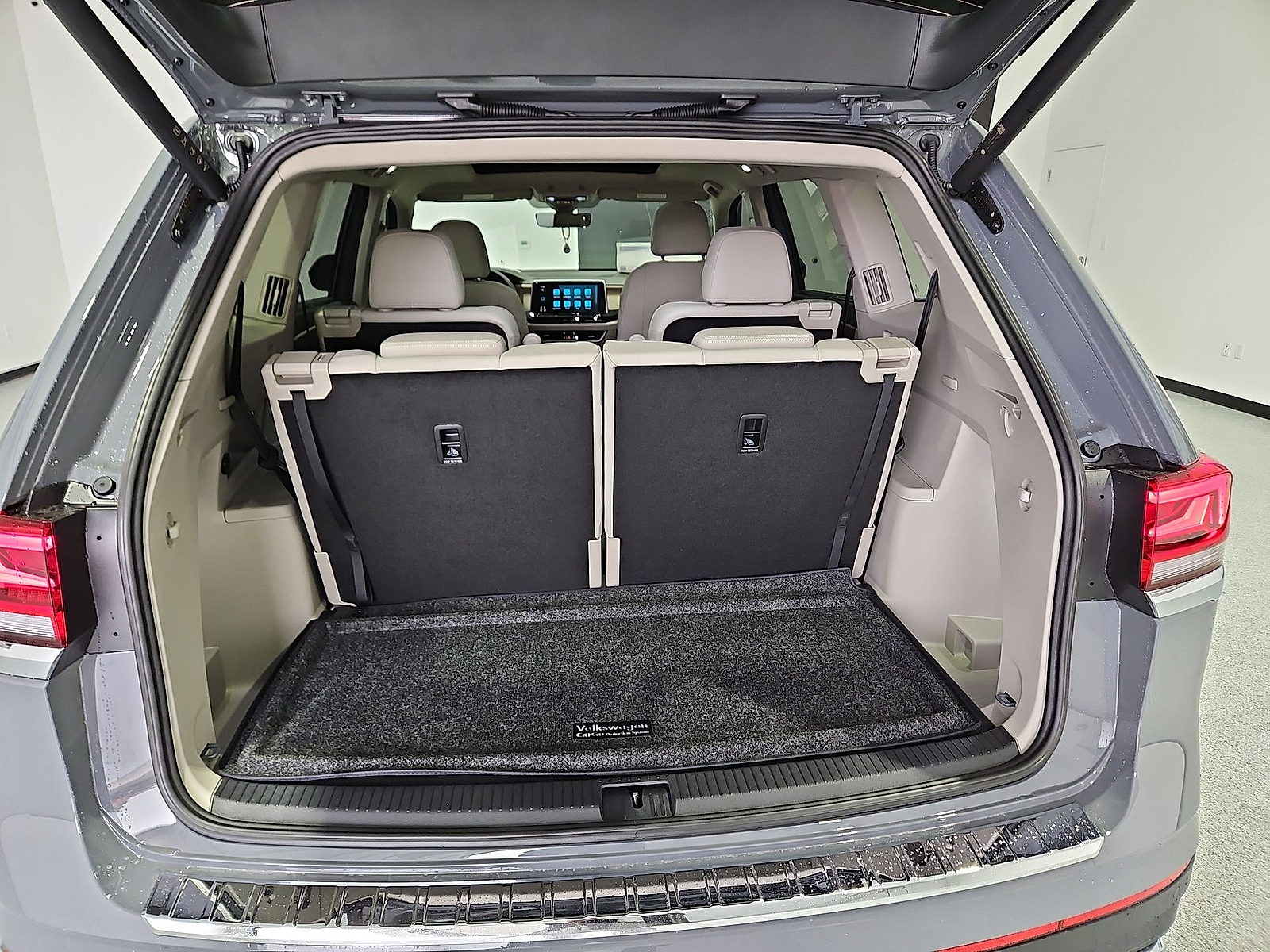 2026 Volkswagen Atlas photo 12 of 22