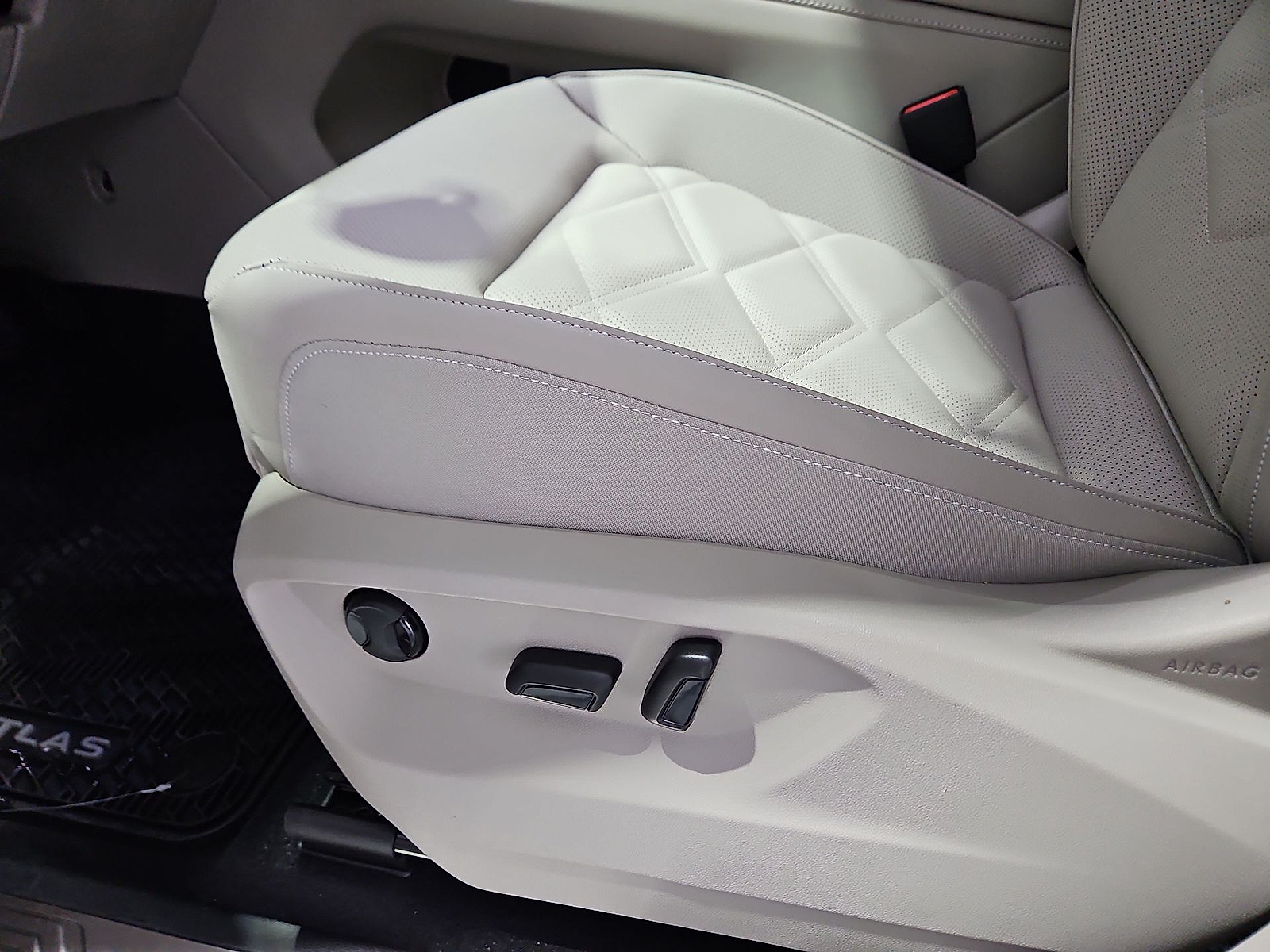 2026 Volkswagen Atlas photo 17 of 22