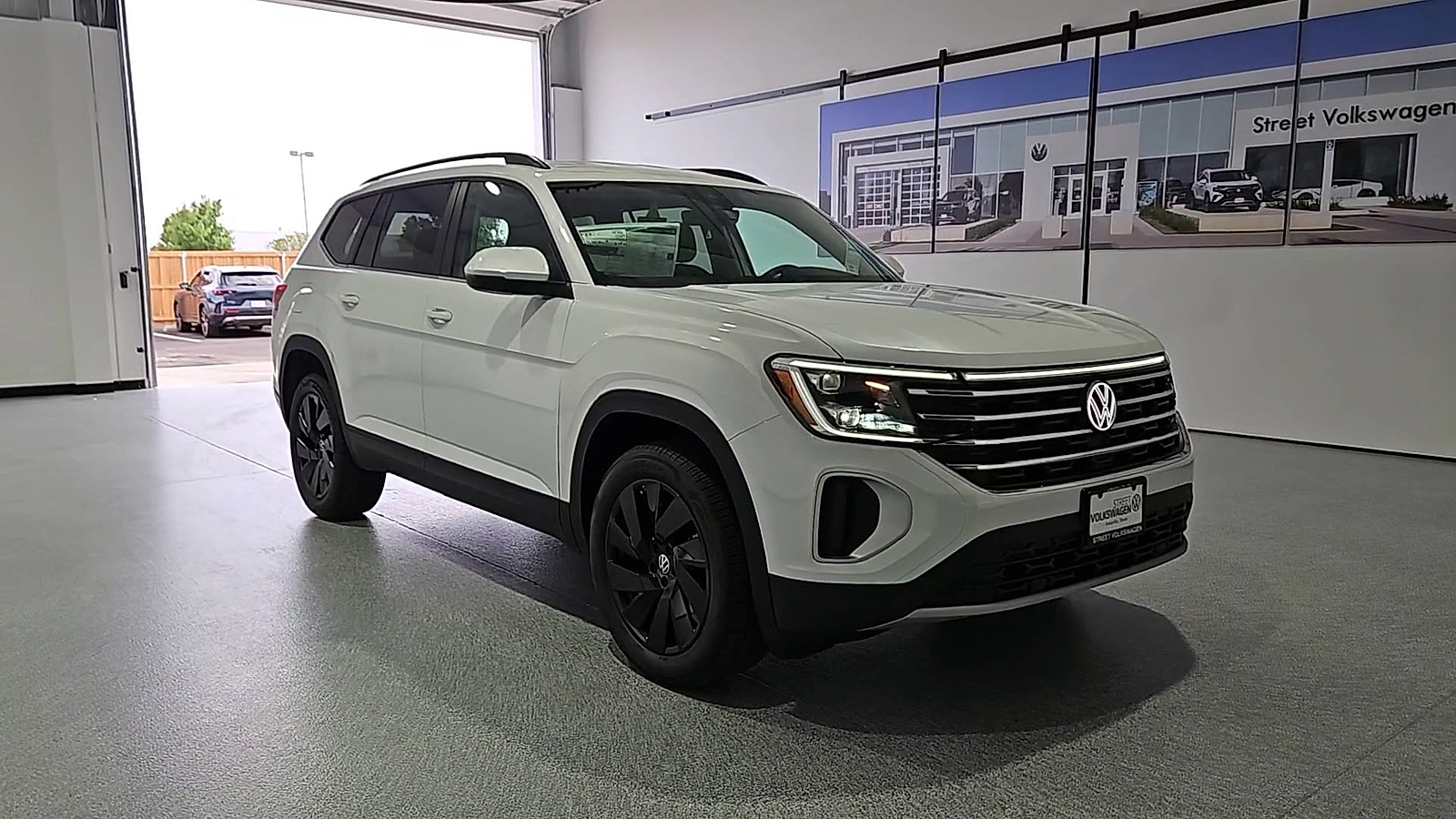 2026 Volkswagen Atlas photo 2 of 22