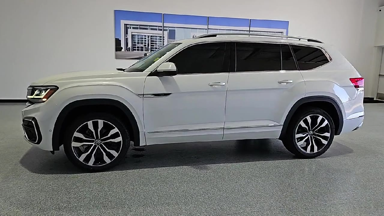 2022 Volkswagen Atlas 3.6L V6 SEL Premium R-Line Oryx White Pearl at Bobby Duby Motors