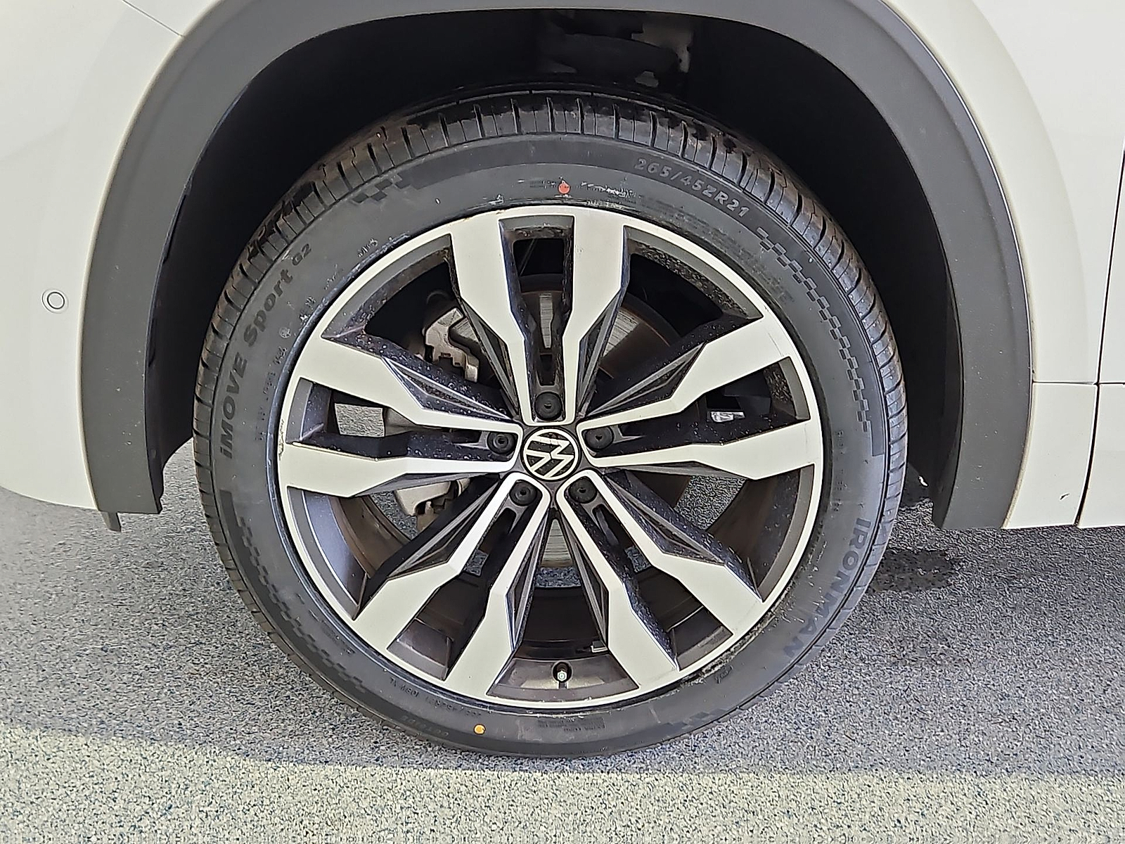 2022 Volkswagen Atlas 3.6L V6 SEL Premium R-Line Oryx White Pearl at Bobby Duby Motors