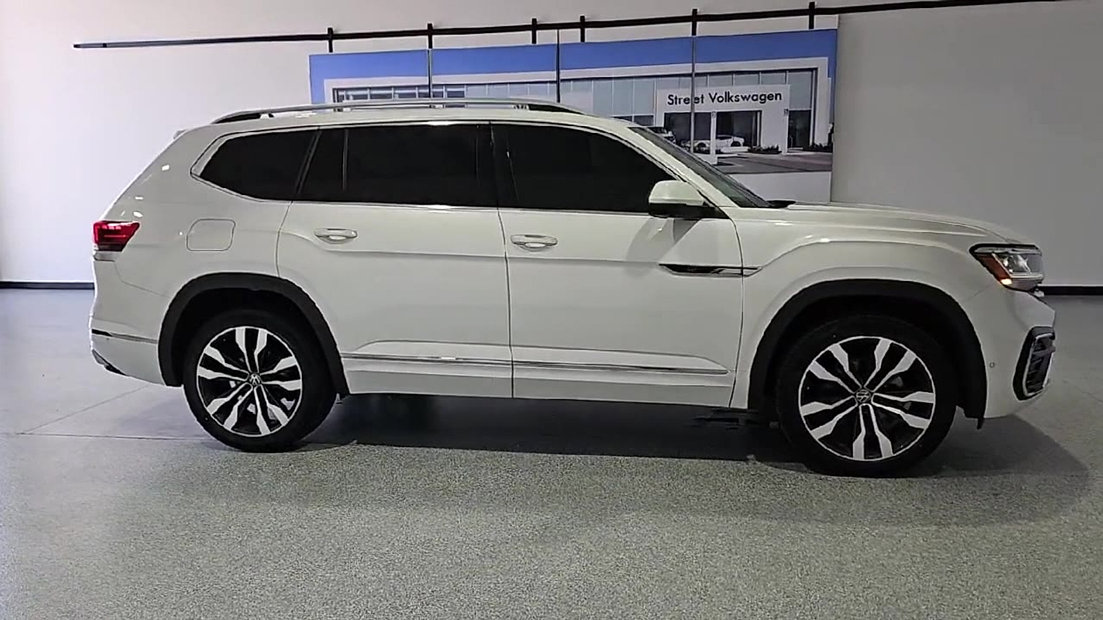 2022 Volkswagen Atlas 3.6L V6 SEL Premium R-Line Oryx White Pearl at Bobby Duby Motors