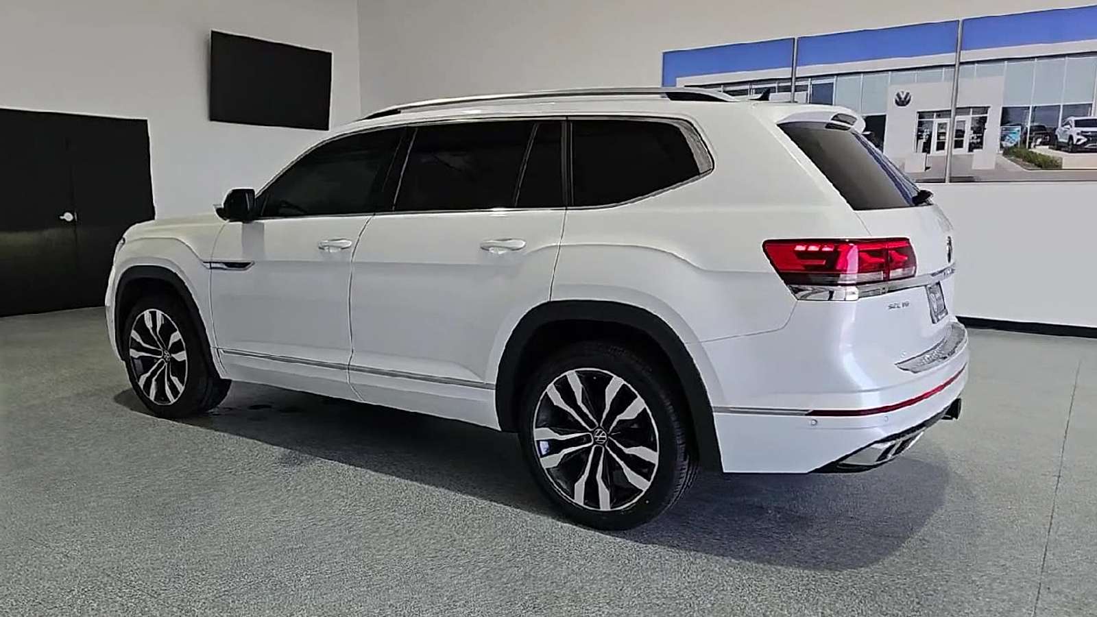2022 Volkswagen Atlas 3.6L V6 SEL Premium R-Line Oryx White Pearl at Bobby Duby Motors