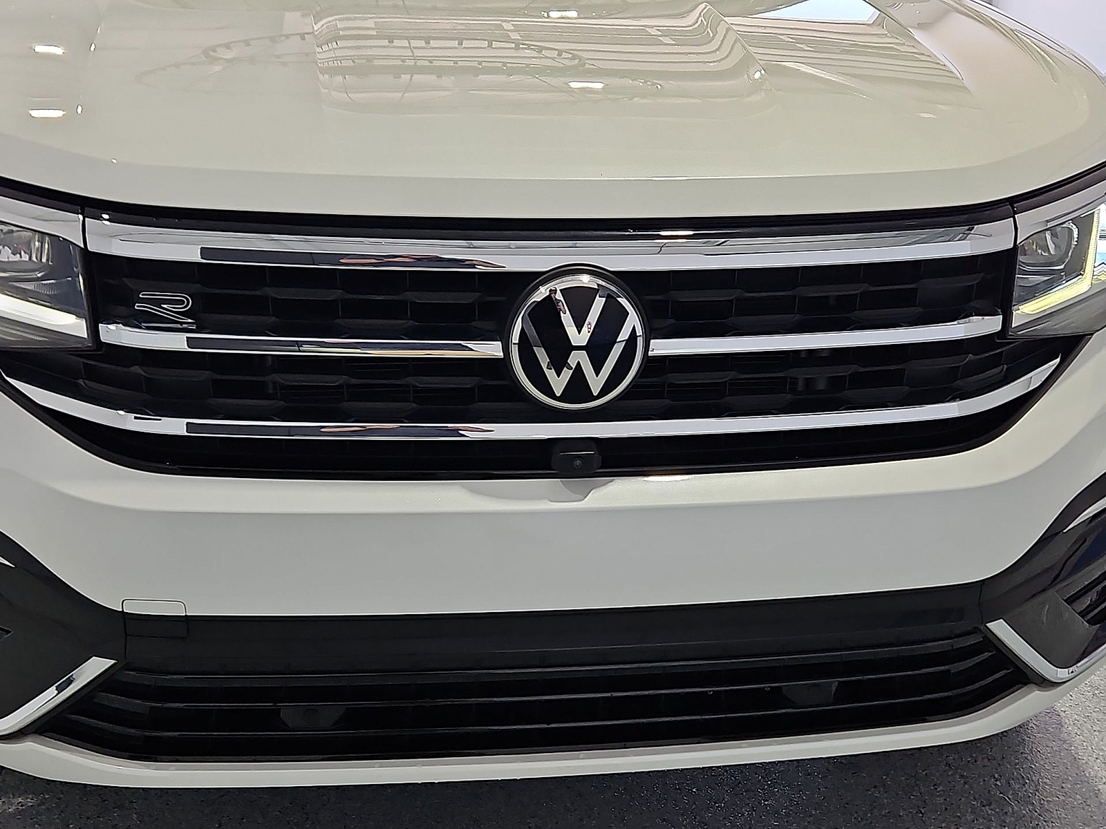 2022 Volkswagen Atlas 3.6L V6 SEL Premium R-Line Oryx White Pearl at Bobby Duby Motors