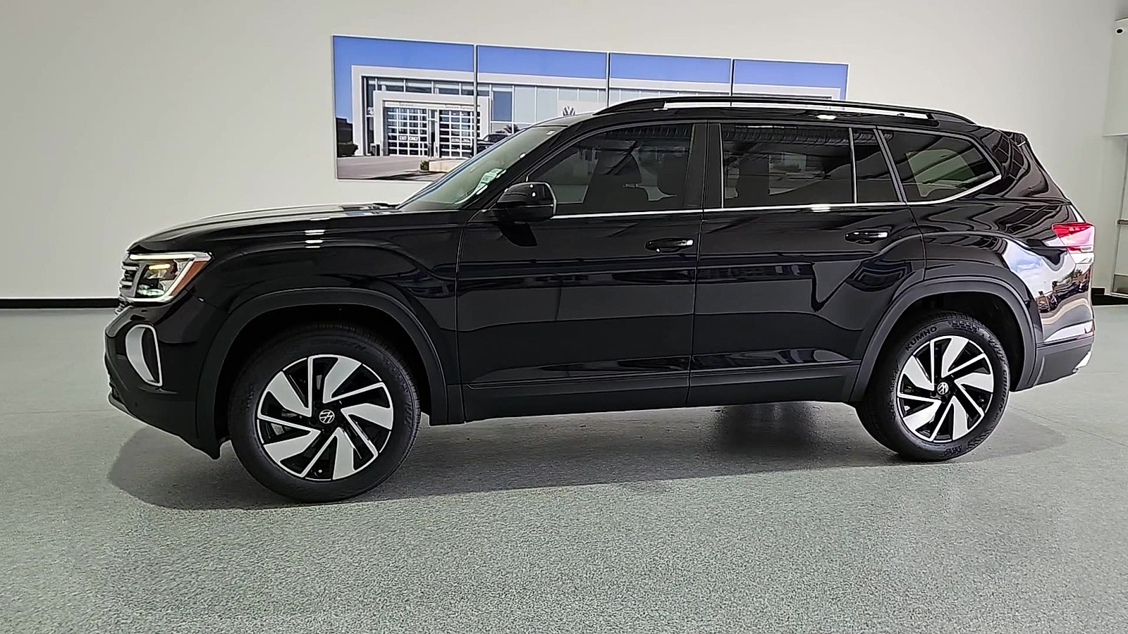 2026 Volkswagen Atlas photo 5 of 22