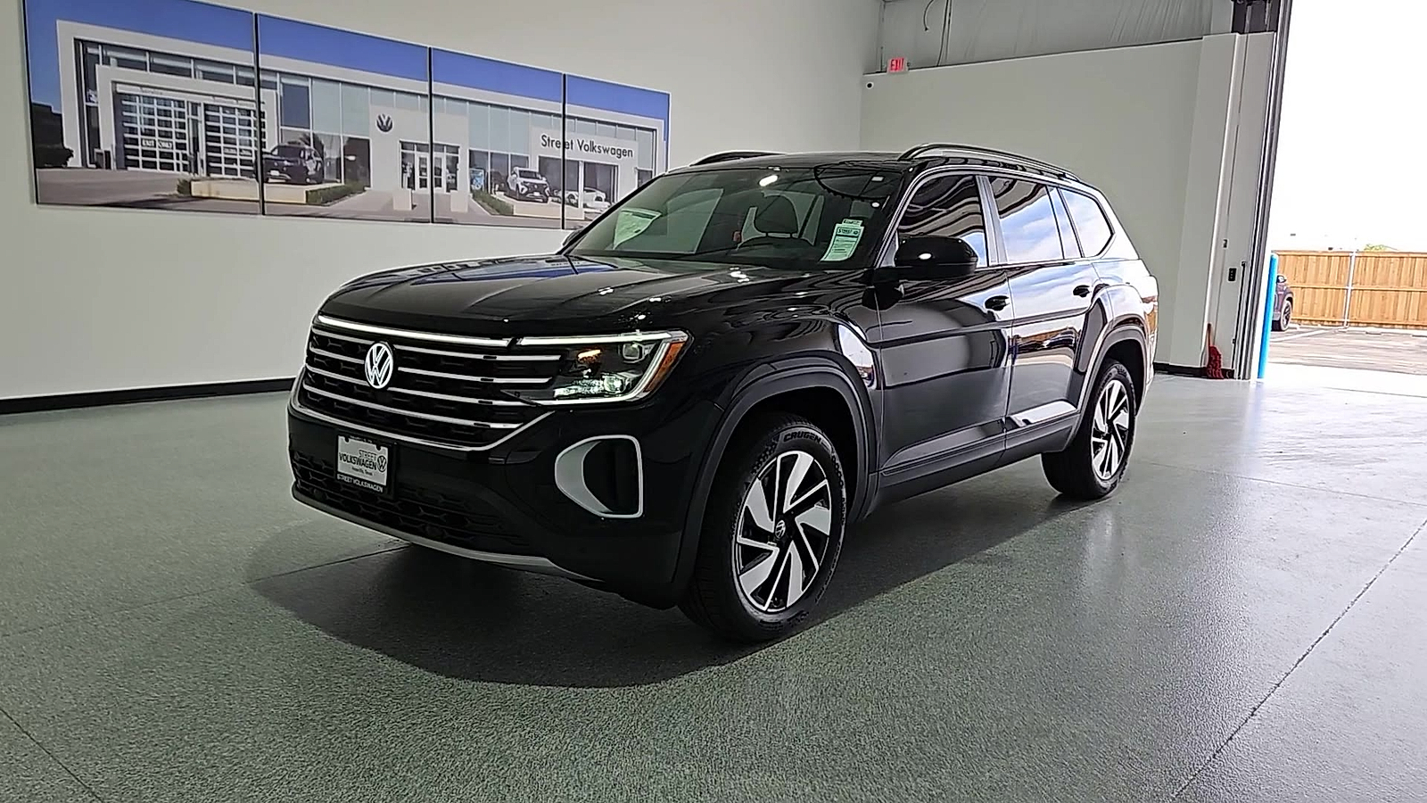 2026 Volkswagen Atlas photo 4 of 22