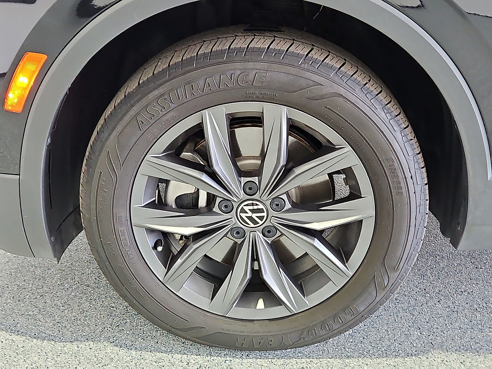 2023 Volkswagen Tiguan 2.0T SE - 10