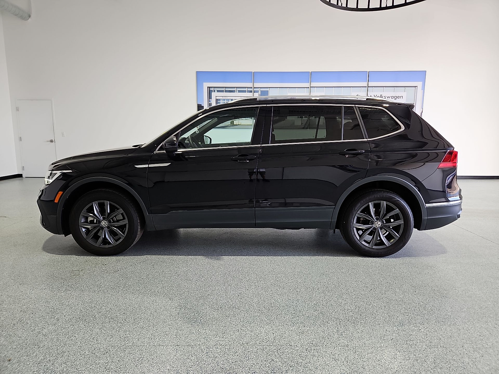 2023 Volkswagen Tiguan 2.0T SE - 4