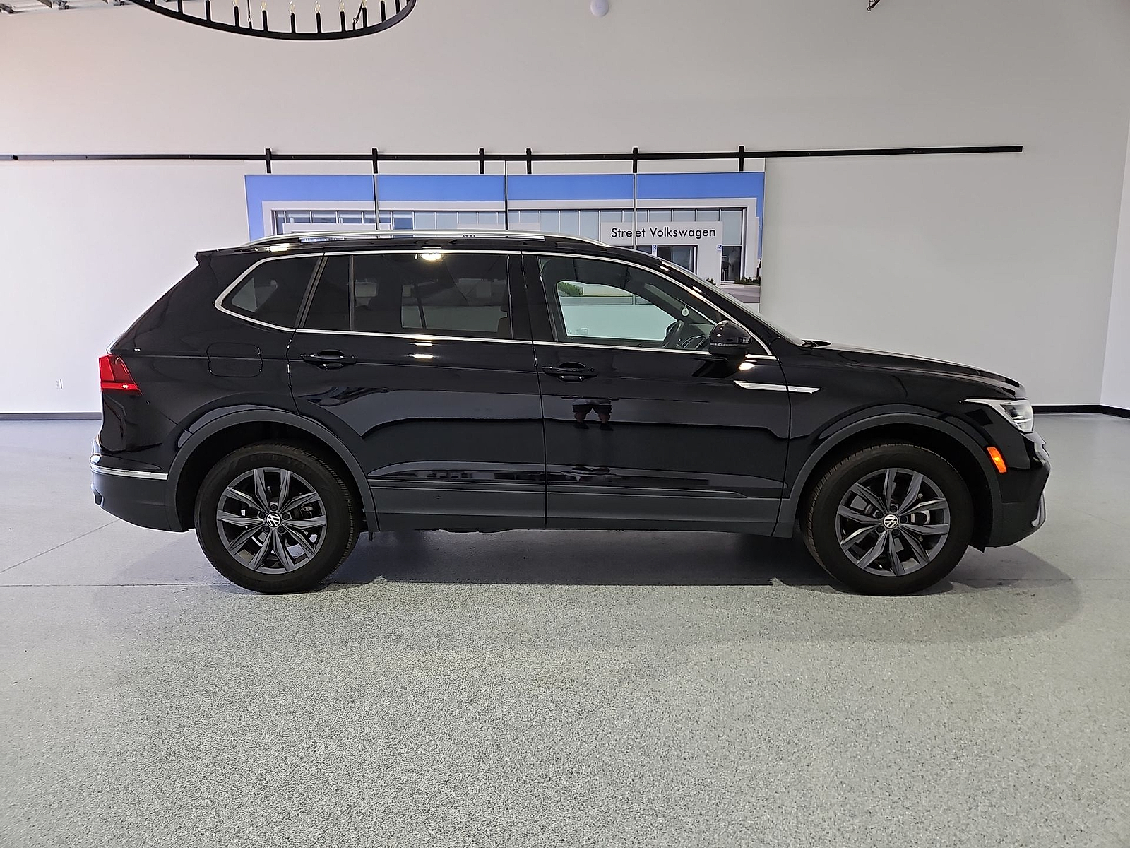 2023 Volkswagen Tiguan 2.0T SE - 8