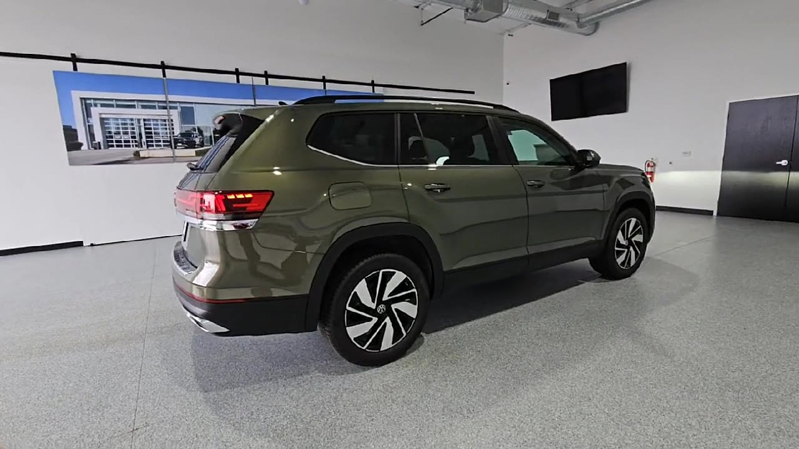 2026 Volkswagen Atlas photo 8 of 22