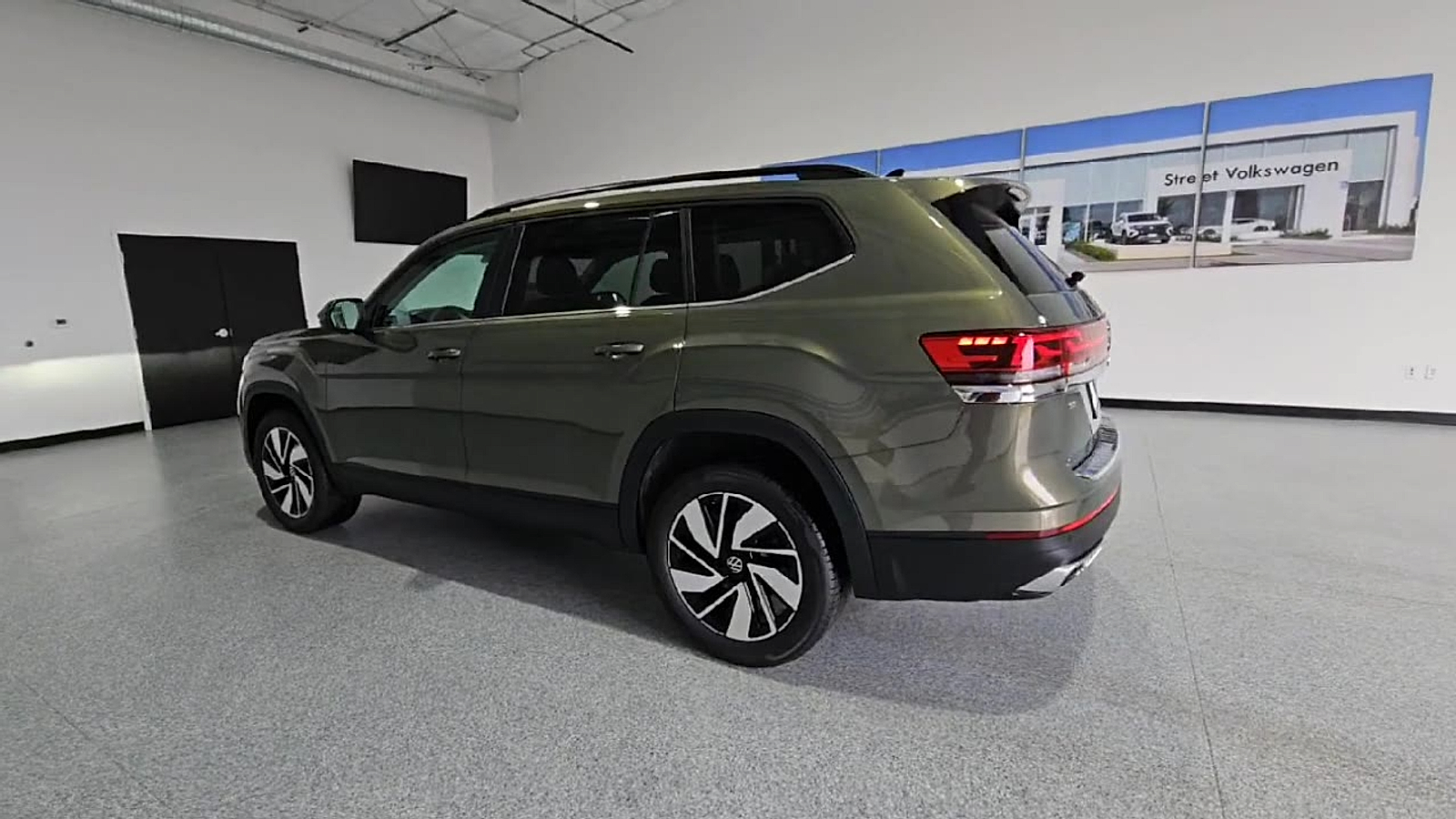 2026 Volkswagen Atlas photo 6 of 22