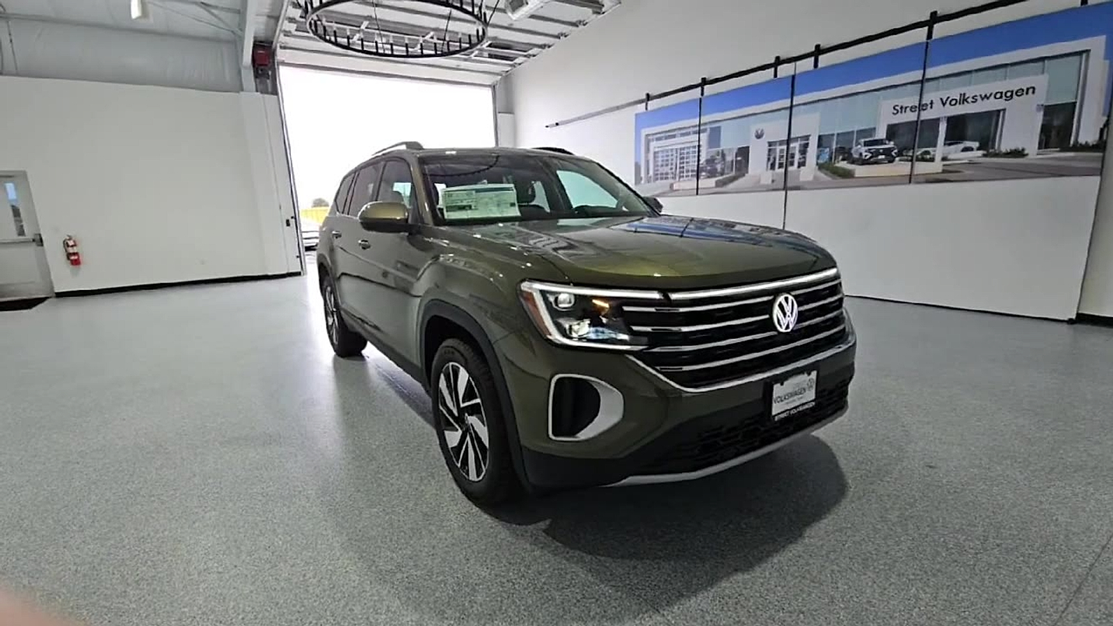 2026 Volkswagen Atlas photo 2 of 22