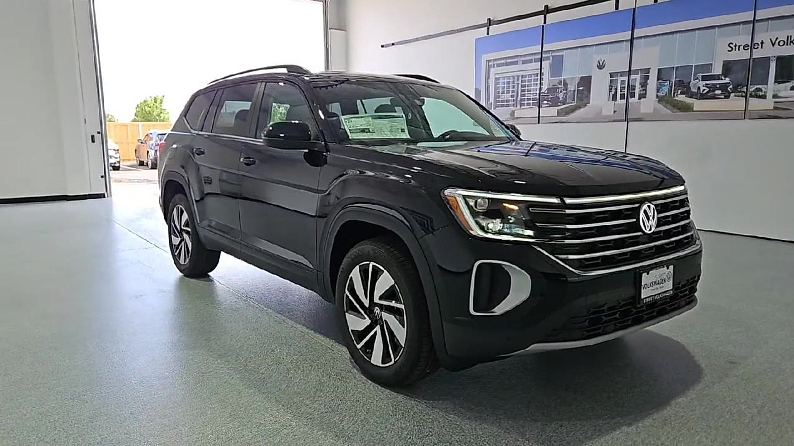 2026 Volkswagen Atlas photo 2 of 22