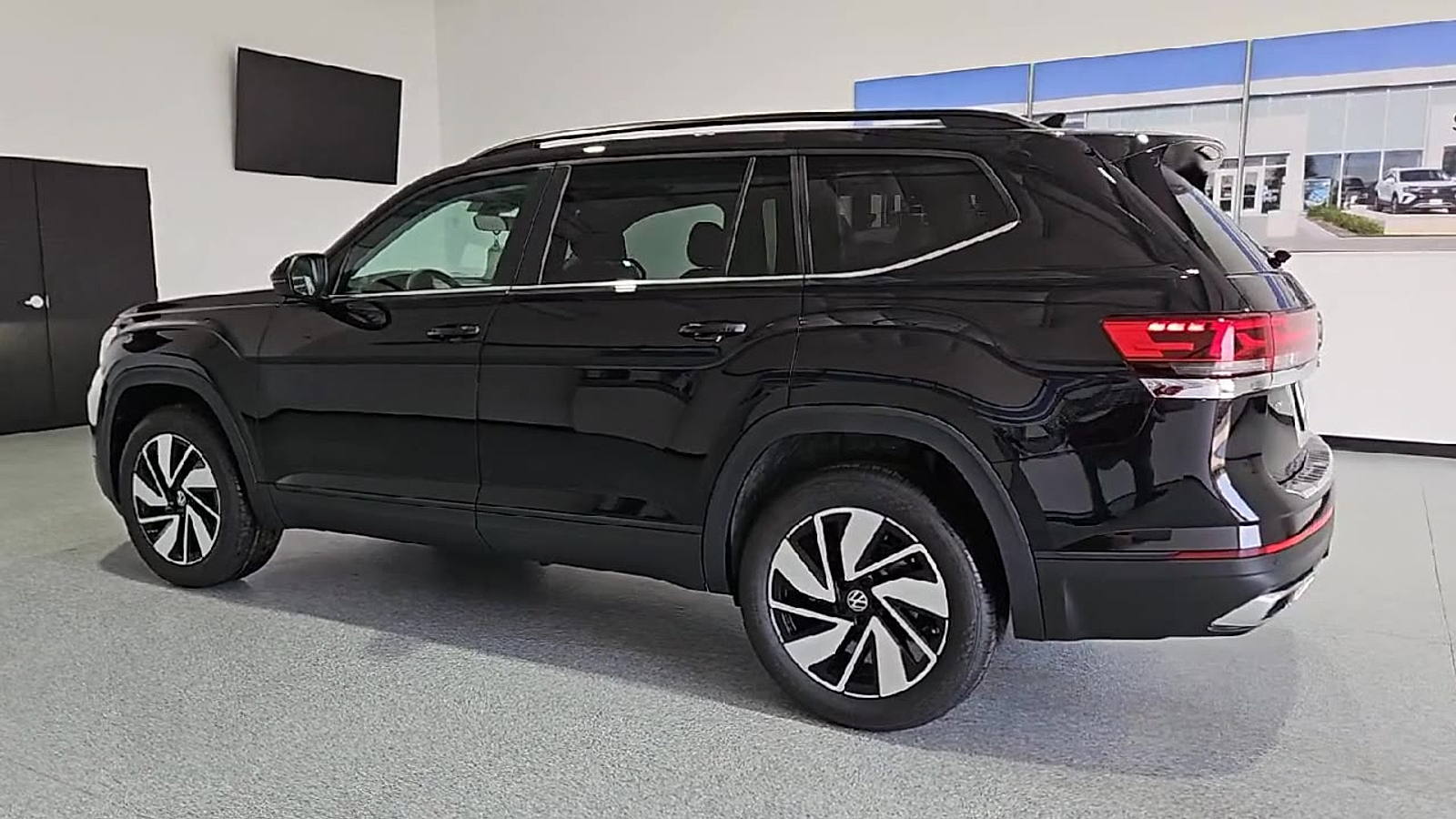 2026 Volkswagen Atlas photo 6 of 22