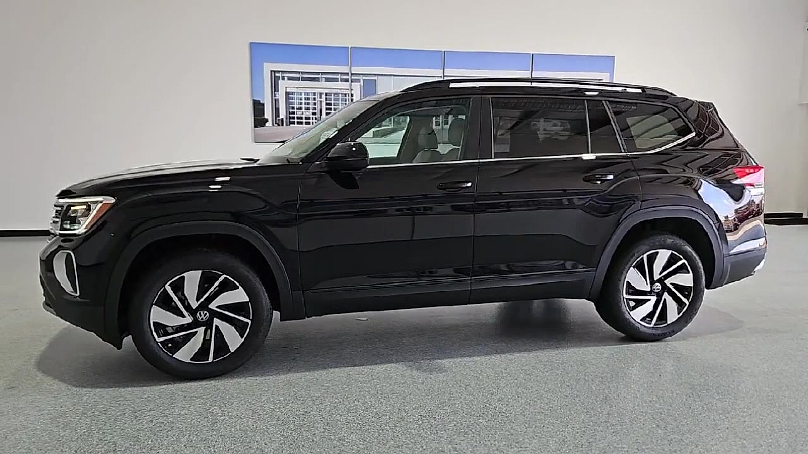 2026 Volkswagen Atlas photo 5 of 22