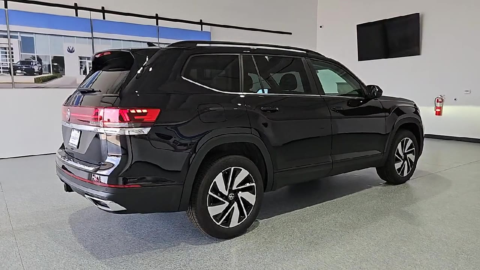 2026 Volkswagen Atlas photo 8 of 22
