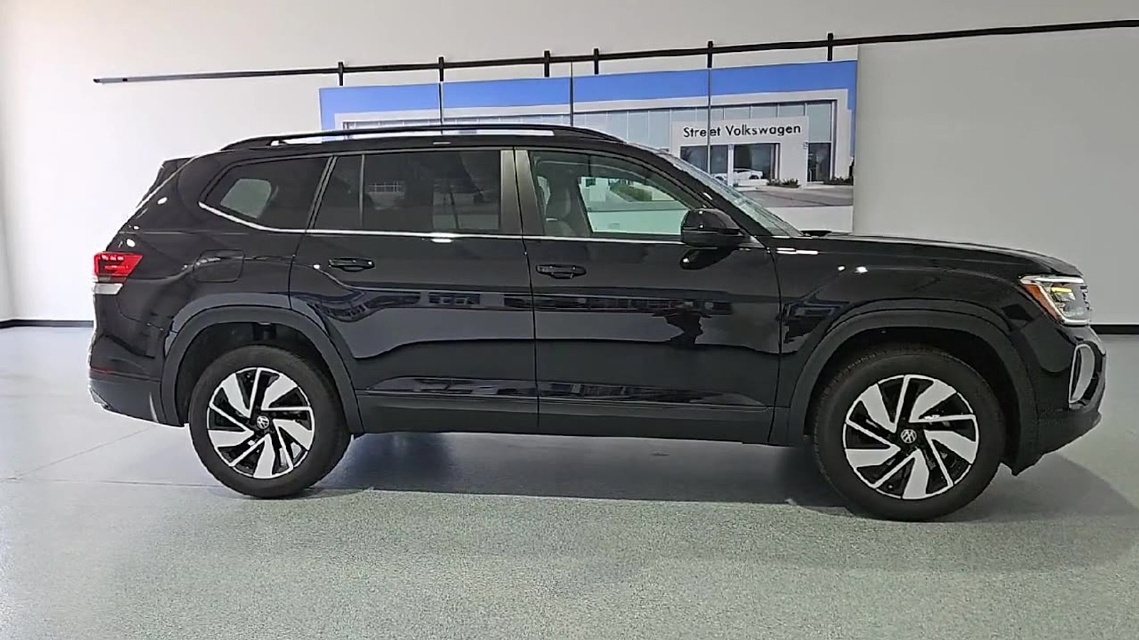 2026 Volkswagen Atlas photo 9 of 22