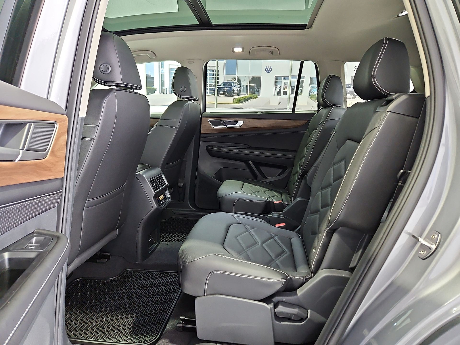 2026 Volkswagen Atlas photo 13 of 22