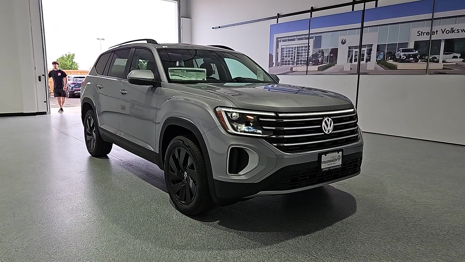 2026 Volkswagen Atlas photo 2 of 22