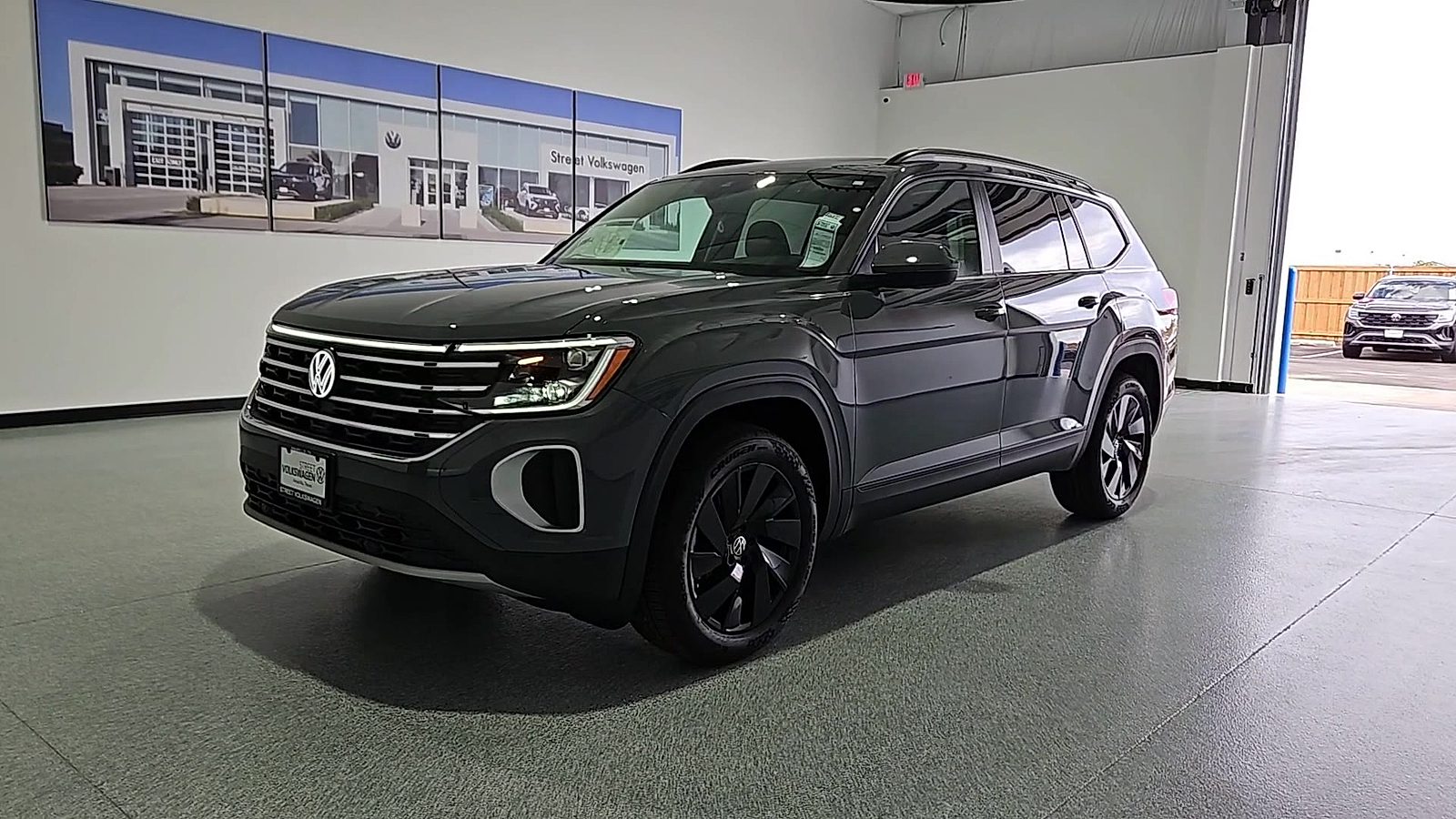 2026 Volkswagen Atlas photo 4 of 22