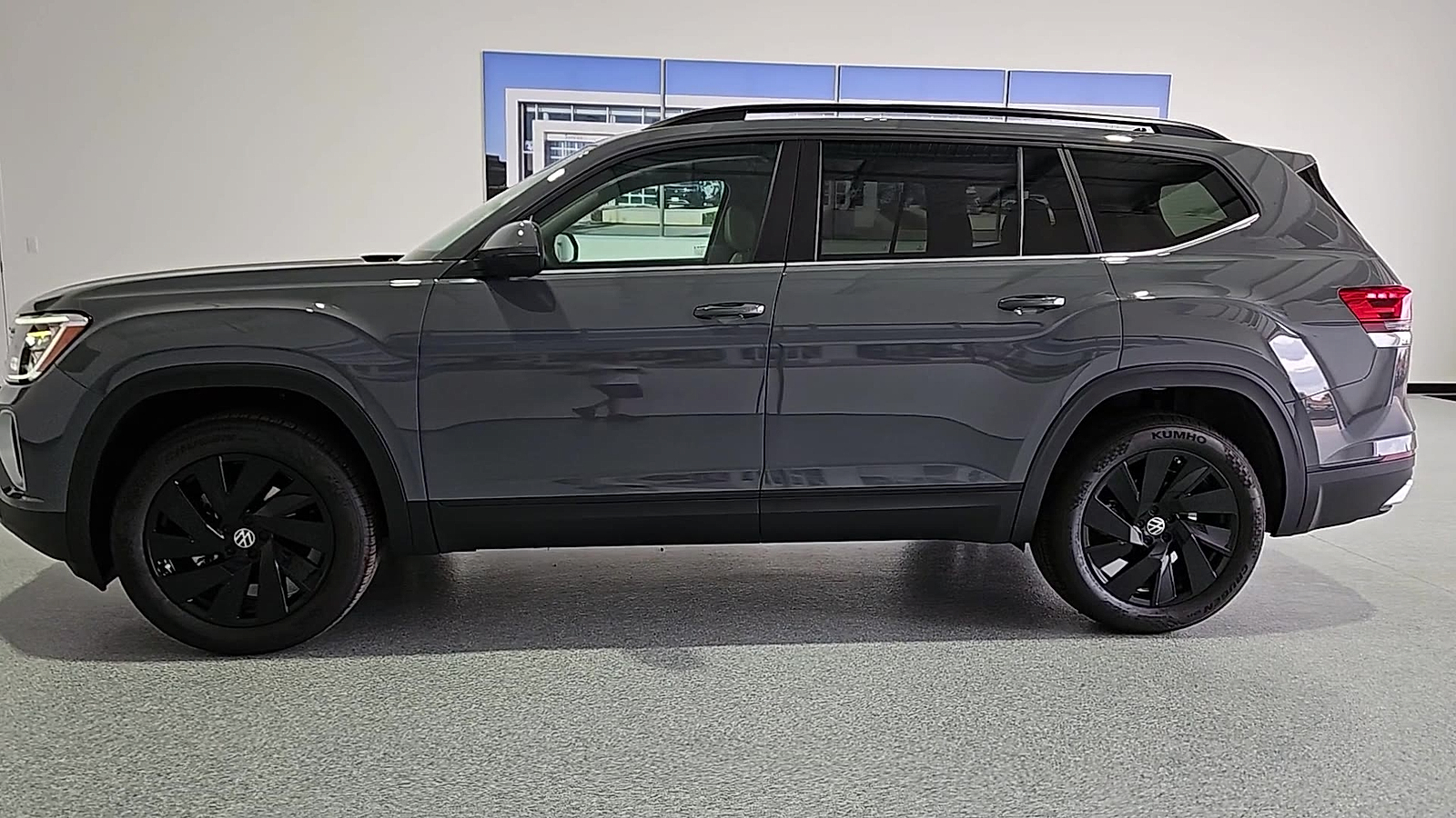 2026 Volkswagen Atlas photo 5 of 22