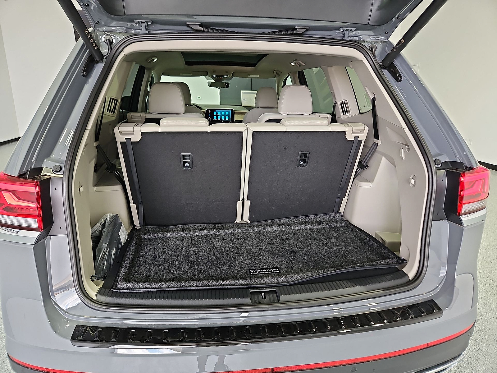 2026 Volkswagen Atlas photo 12 of 22