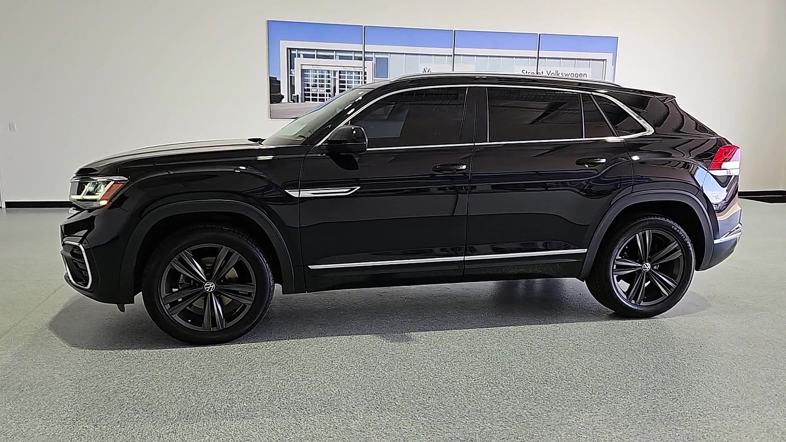 2022 Volkswagen Atlas Cross Sport 3.6L V6 SEL R-Line Deep Black at Street VW of Amarillo