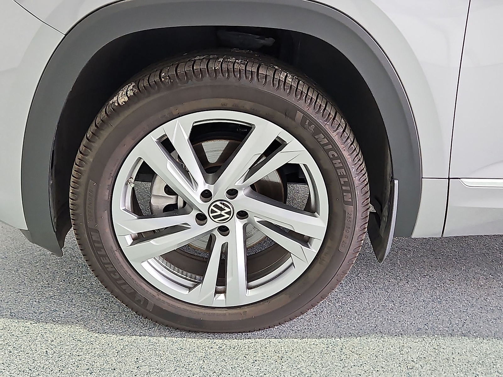 2024 Volkswagen Atlas Cross Sport 2.0T SEL R-Line Silver Mist Metallic at Street VW of Amarillo