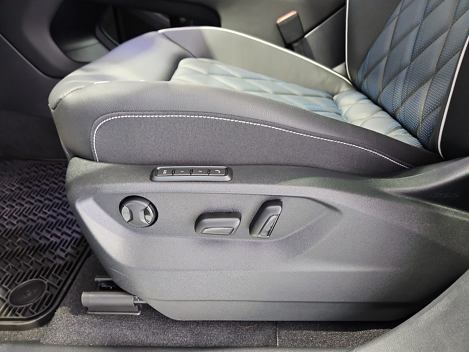 2026 Volkswagen Atlas Cross Sport photo 17 of 22