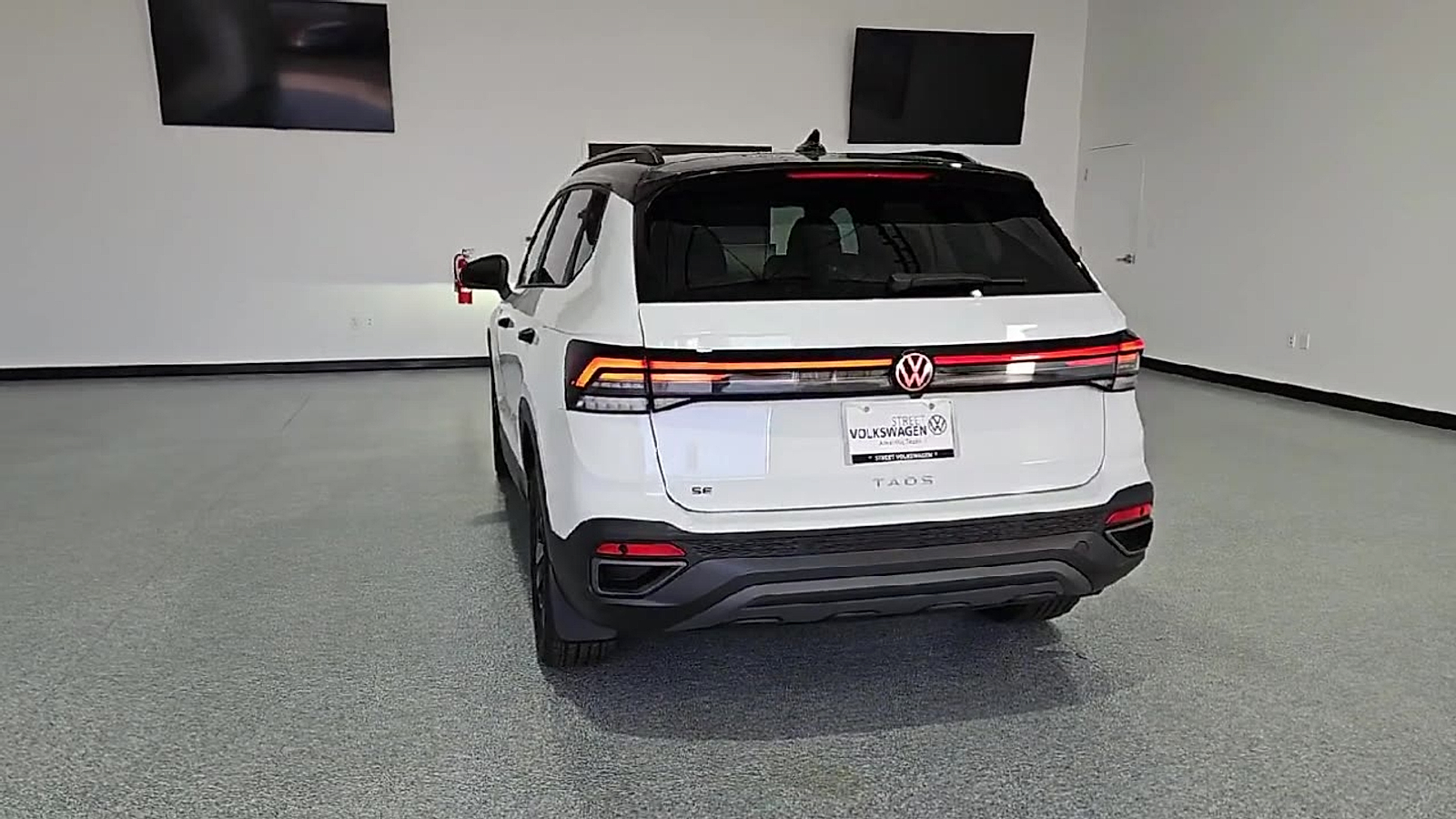 2026 Volkswagen Taos SE Black Pure White w/Deep Blk Rf at Street VW of Amarillo
