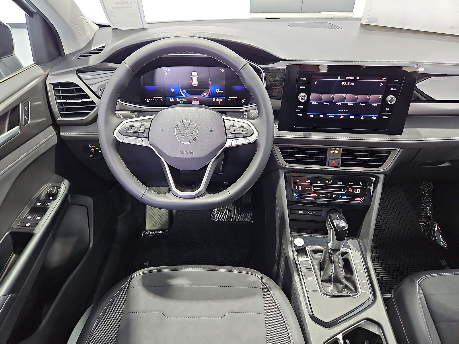 2026 Volkswagen Taos SE Black Pure White w/Deep Blk Rf at Street VW of Amarillo