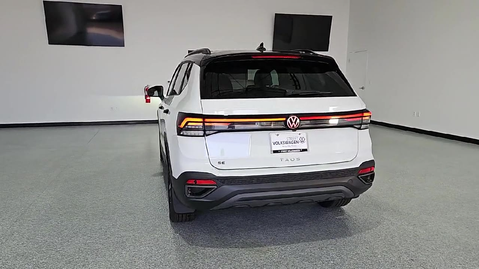 2026 Volkswagen Taos SE Black Pure White w/Deep Blk Rf at Street VW of Amarillo