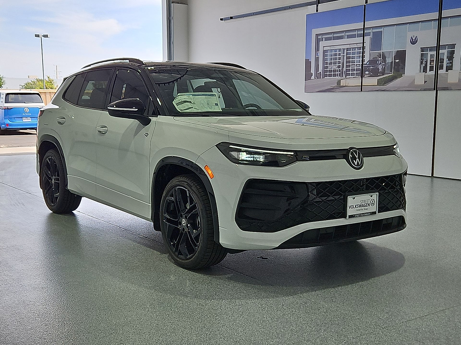 2026 Volkswagen Tiguan photo 2 of 22