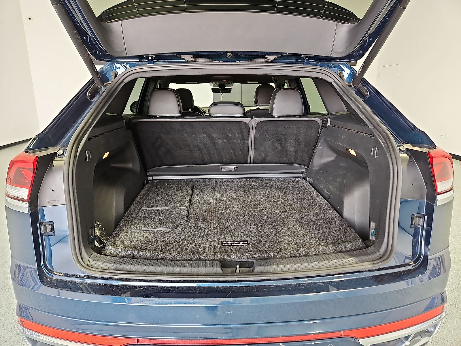 2023 Volkswagen Atlas Cross Sport 3.6L V6 SEL Premium R-Line - 11