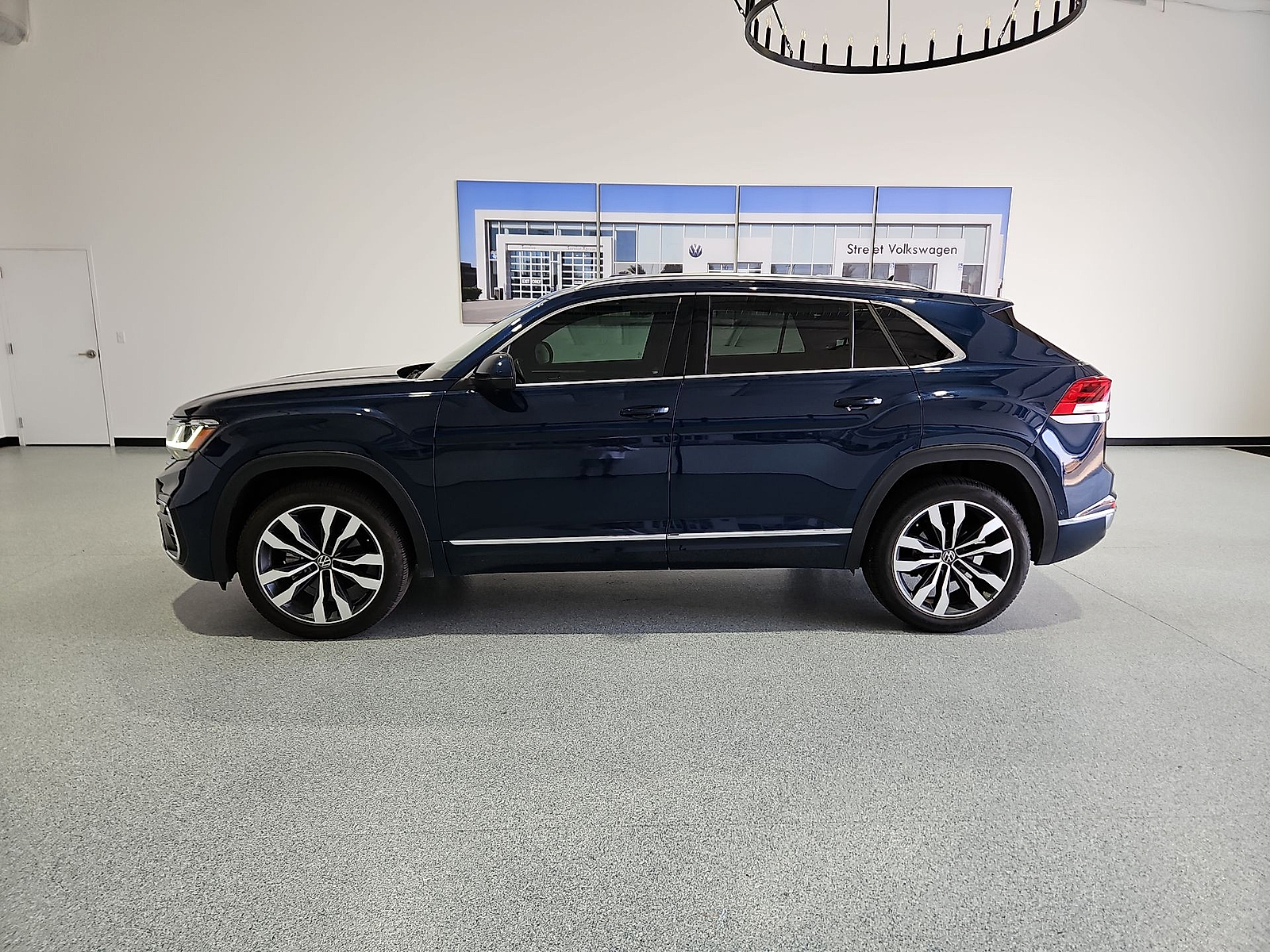 2023 Volkswagen Atlas Cross Sport 3.6L V6 SEL Premium R-Line - 4