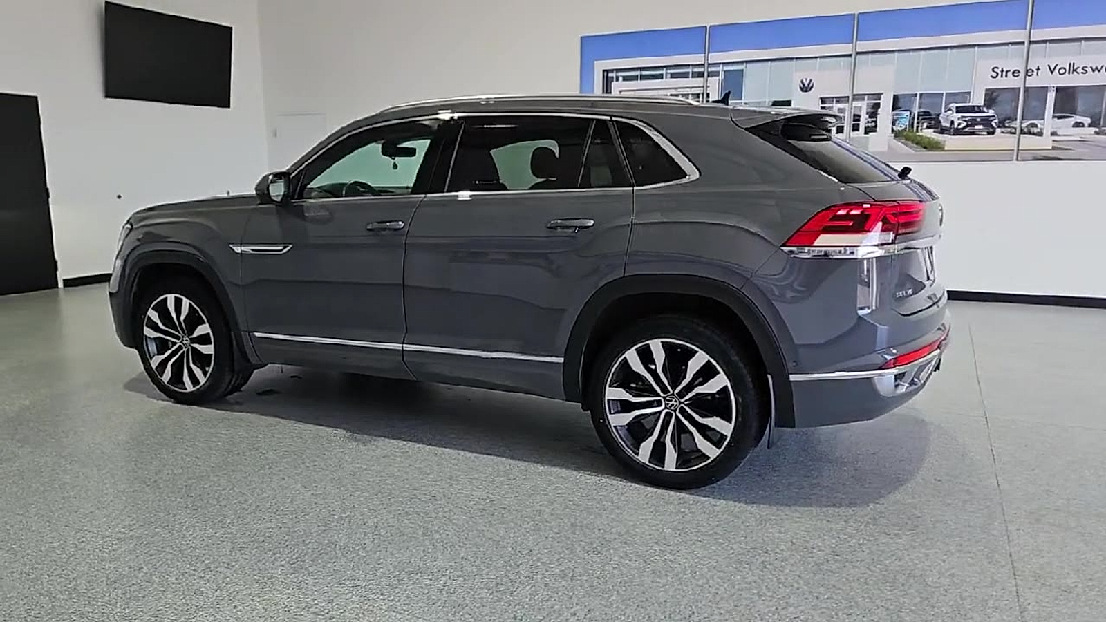 2023 Volkswagen Atlas Cross Sport 3.6L V6 SEL Premium R-Line - 5