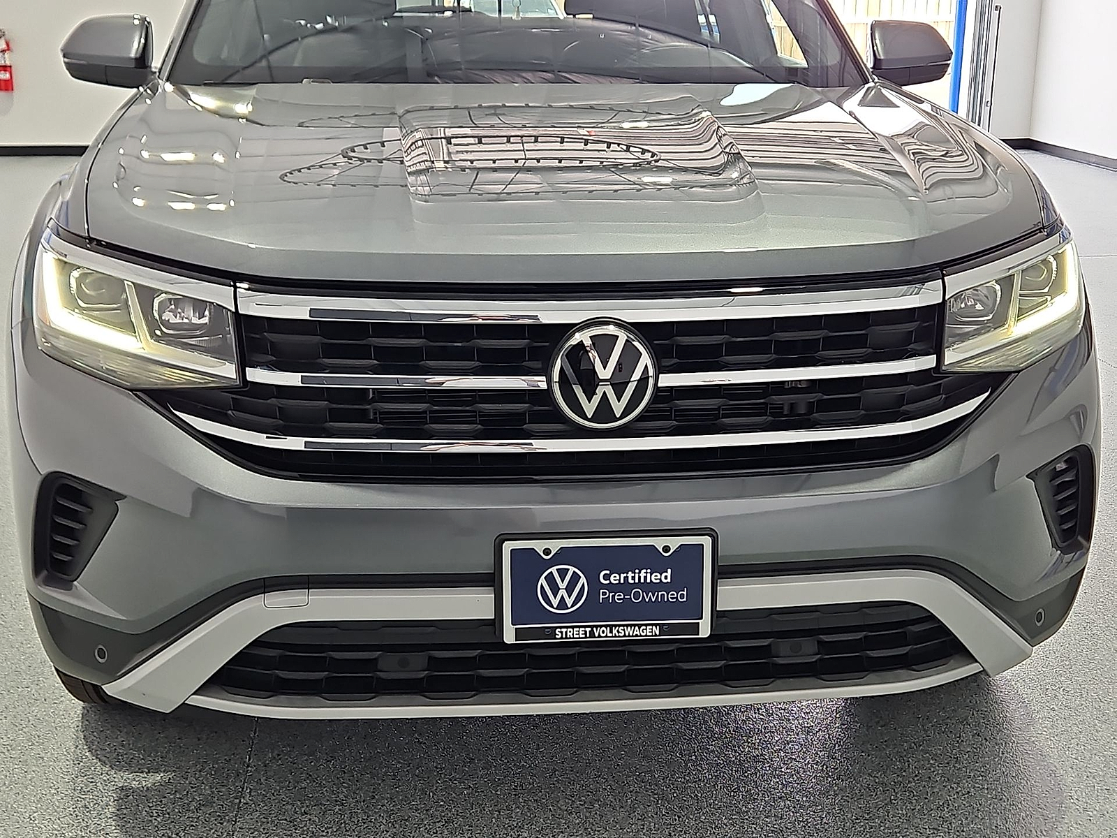 2022 Volkswagen Atlas Cross Sport 2.0T SE w/Technology Platinum Gray Metallic at Street VW of Amarillo