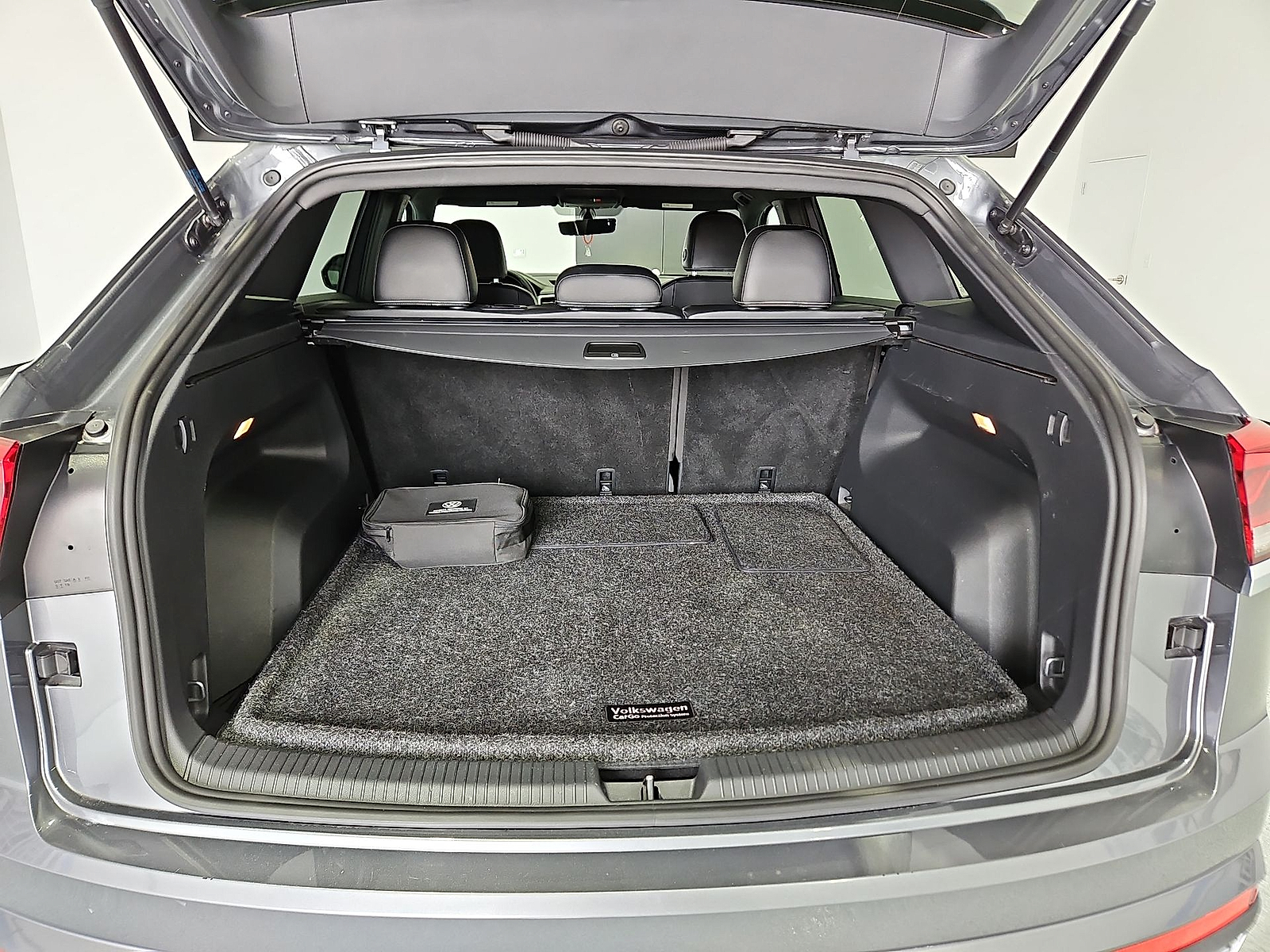 2022 Volkswagen Atlas Cross Sport 2.0T SE w/Technology Platinum Gray Metallic at Street VW of Amarillo