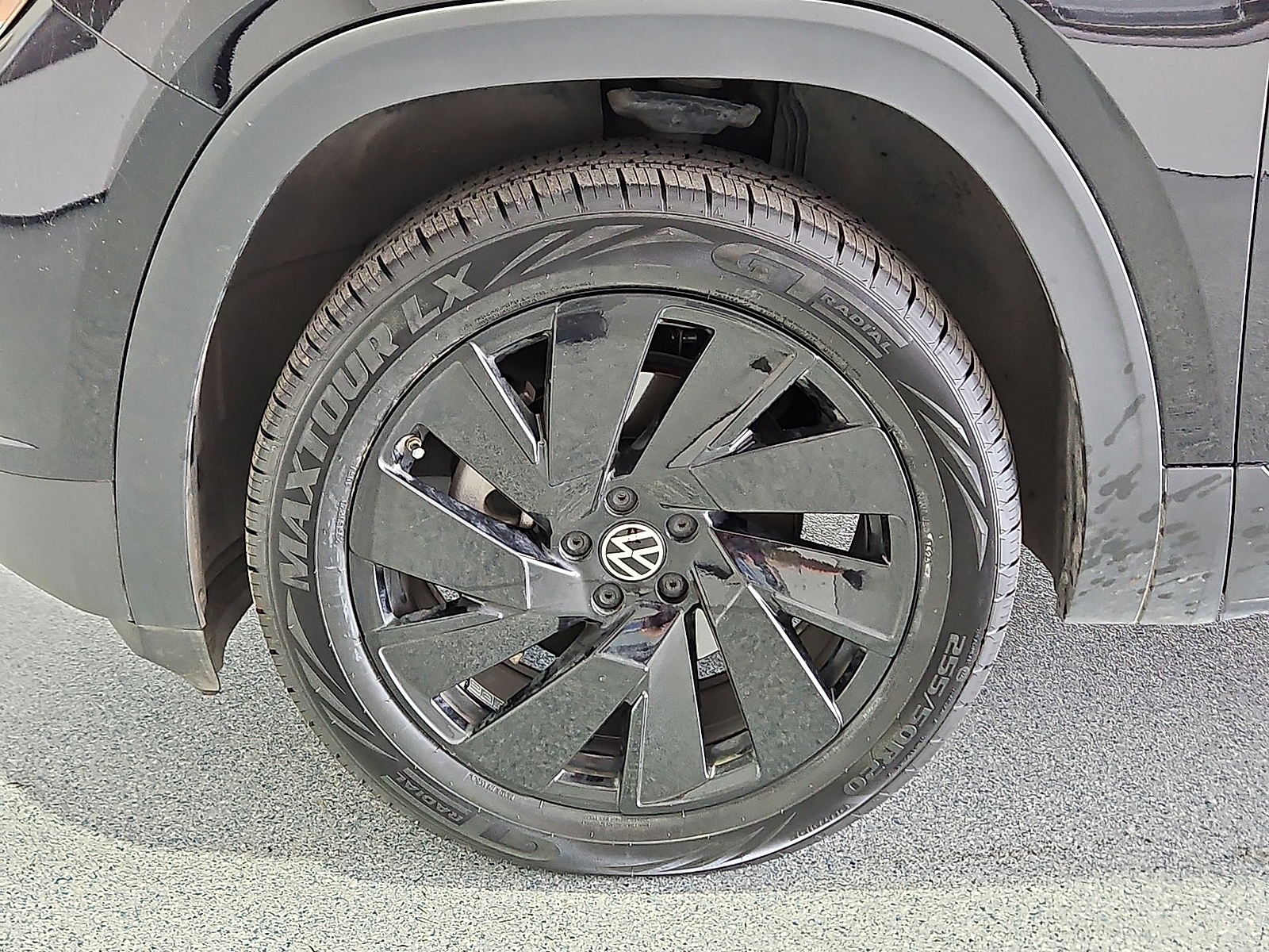 2024 Volkswagen Atlas 2.0T SE w/Technology Deep Black at Bobby Duby Motors
