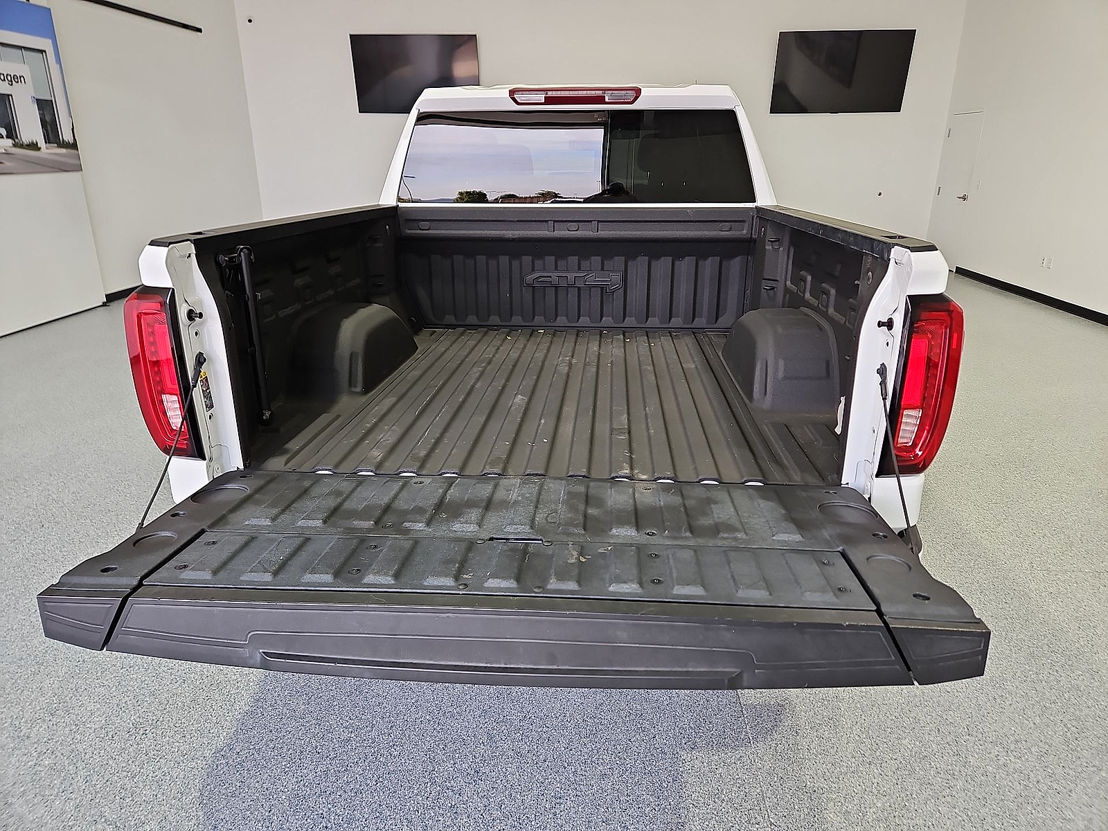 2023 GMC Sierra 1500 4WD Crew Cab Short Box AT4 - 11